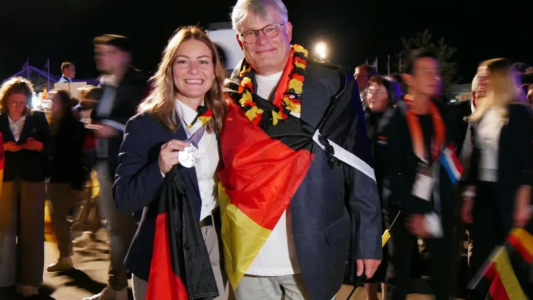 Anna Hüllner, hier mit Holger Jentz dem Vorsitzender des Bildungsausschusses im Bundesverband Farbe zu sehen, ist Vize-Europameisterin der Maler und Lackierer geworden.